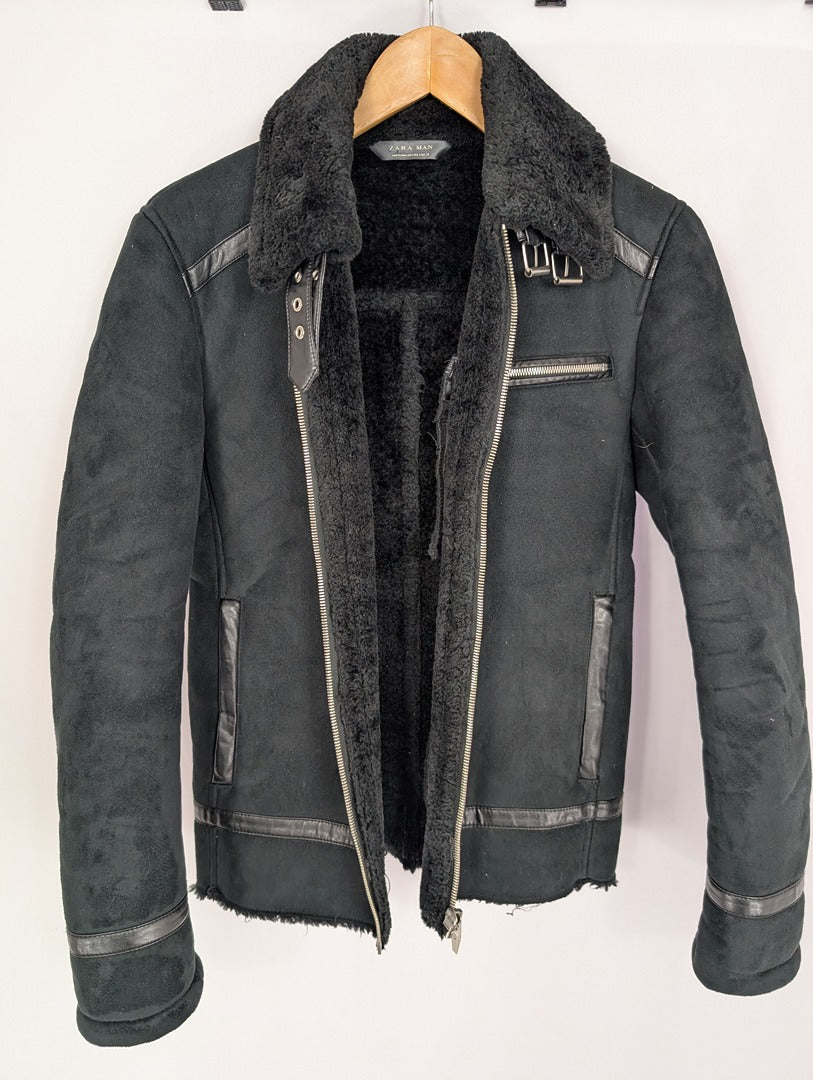 Veste Zara Man noire style biker en fausse fourrure
